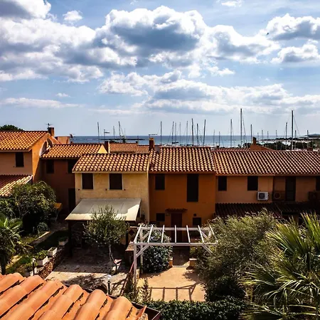 A 200 Mt Con 5 2 Bagni E 10 Posti Letto