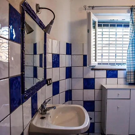 A 200 Mt Con 5 2 Bagni E 10 Posti Letto * 포르토 오티올루