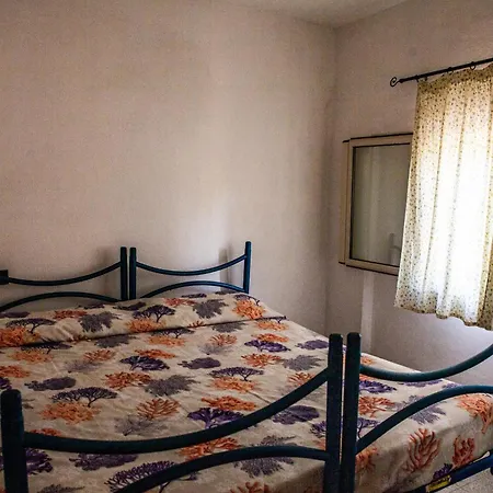 A 200 Mt Con 5 2 Bagni E 10 Posti Letto *