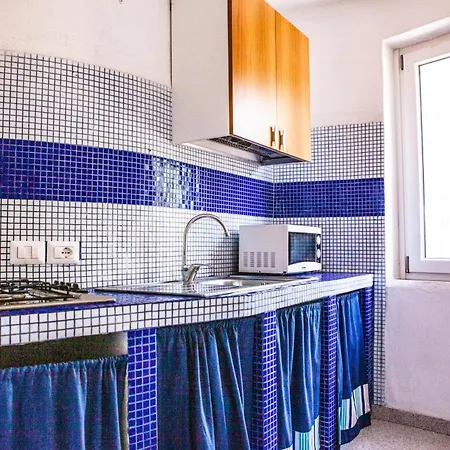A 200 Mt Con 5 2 Bagni E 10 Posti Letto *