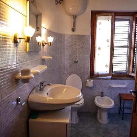 A 200 Mt Con 5 2 Bagni E 10 Posti Letto Apartment *