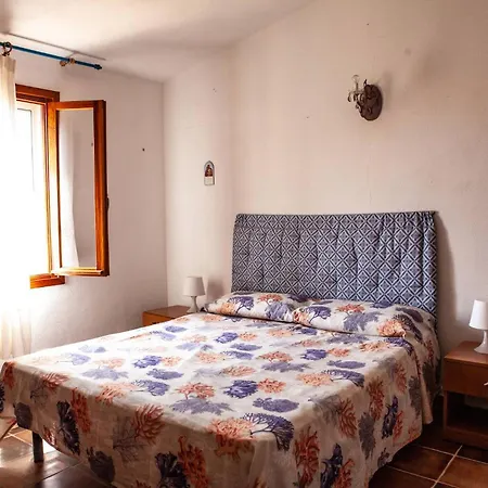 A 200 Mt Con 5 2 Bagni E 10 Posti Letto *